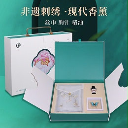 套盒上新 | 刺绣丝巾&香薰&胸针三重奏，心意之礼，一路芬芳！