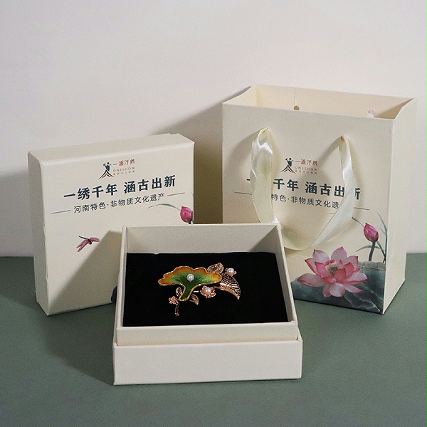 手工刺绣银杏胸针