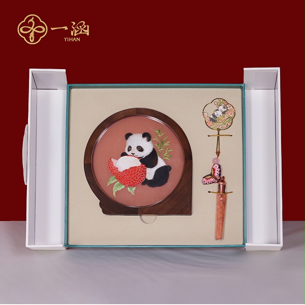 大吉大“荔”双面绣熊猫摆件