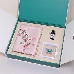 颈上添花 邂逅优雅 | 三八节礼遇，致敬不被定义的你！