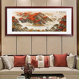 客厅沙发背景墙画有讲究，河南汴绣鸿运当头能不能挂家里，有何说法？