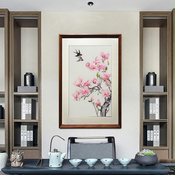 玄关装饰画——手工刺绣玉兰图《玉兰飞燕》