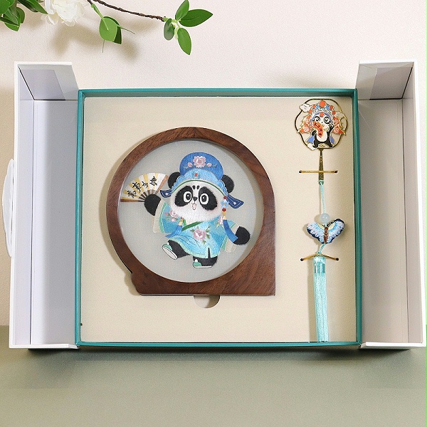 戏曲熊猫双面绣摆件