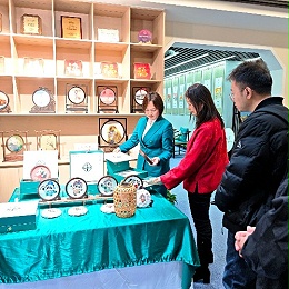 河南省侨商会与清华大学建筑设计研究院文旅院莅临一涵汴绣参观指导